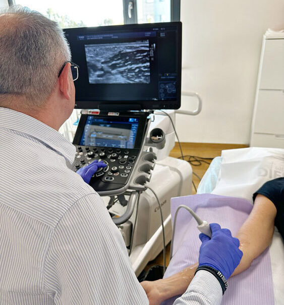 Monitor ultrasonografu podczas badania. Lekarz obsługuje urządzenie.